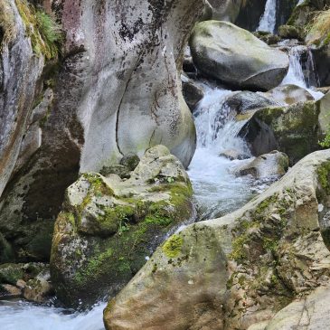 По каньони и водопади: Крумова вана и Веселиновските водопади